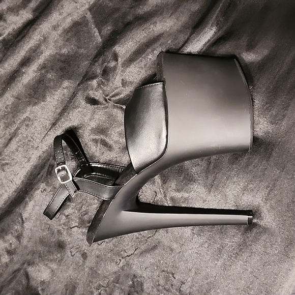 Black pleasers - Picture 3 of 3